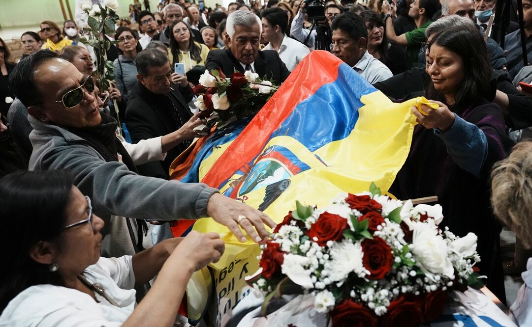 Tamia Villavicencio, a la derecha, coloca una bandera nacional sobre el ataúd de su padre, el candidato presidencial Fernando Villavicencio, en un servicio conmemorativo en Quito. Foto: AP