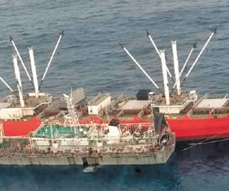 El periódico Expreso , de Ecuador, publicó esta imagen de dos buques chinos, en el límite con las Galápagos. Foto: CORTESÍA PERIÓDICO EXPRESO