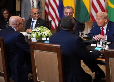 "¿Dónde lo aprendió?": Trump elogia al presidente de Liberia por su dominio del inglés... idioma oficial del país africano