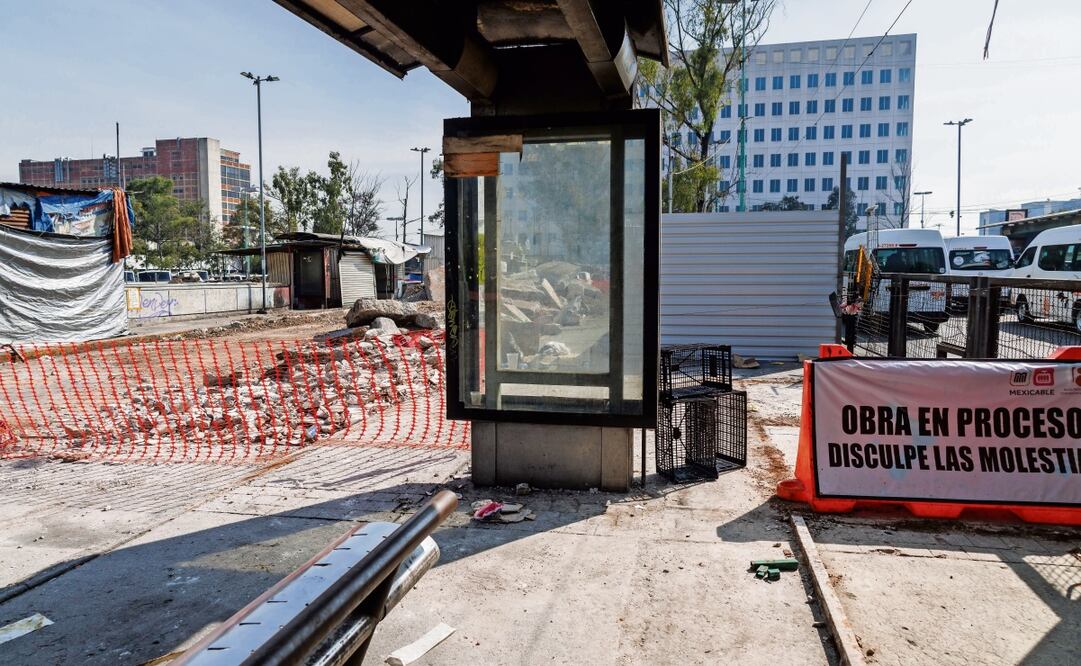En el Paradero Norte del Metro Cuatro Caminos, entre los andenes J y K, operan ya trascabos y cuadrillas de trabajadores. Foto: Yaretzy M. Osnaya