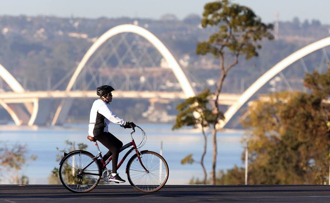 La presidenta suspendida monta su bicicleta el miércoles 3 de agosto. Fotografía de Reuters