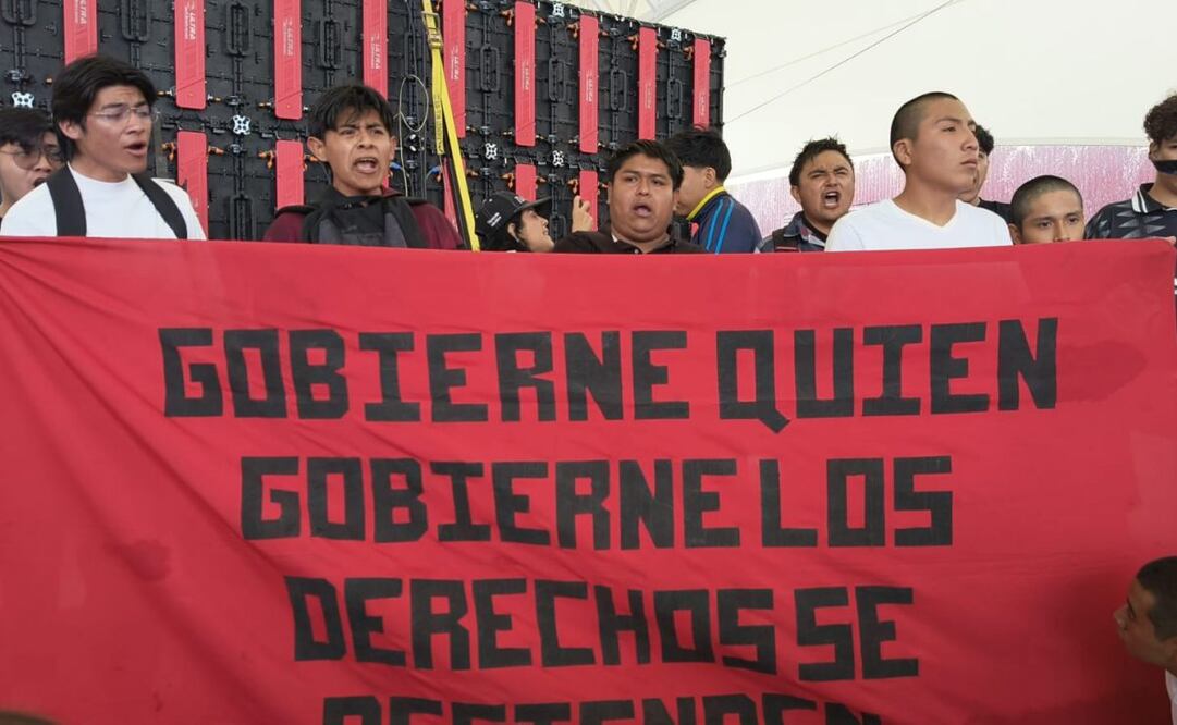 Presuntos estudiantes de la Escuela Normal Rural “Luis Villarreal” El Mexe, de Hidalgo, dan portazo en evento de la presidenta Claudia Sheinbaum el 13 de septiembre de 2026. Foto: Eduardo Dina/ EL UNIVERSAL