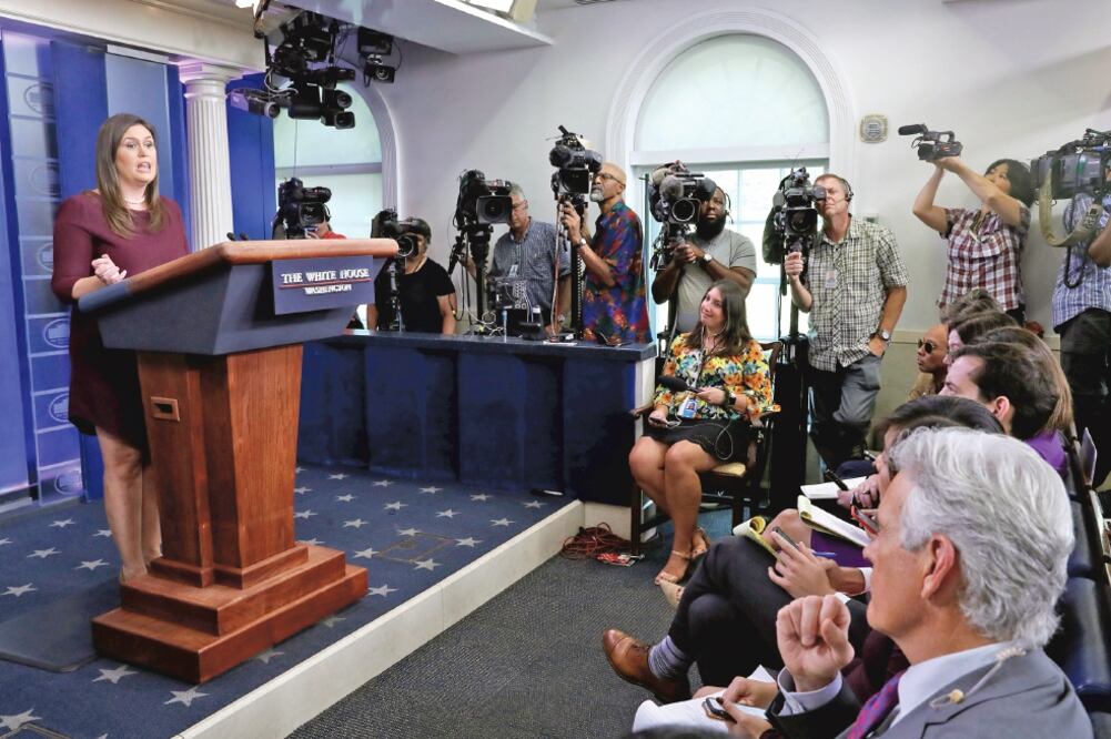 La vocera de la presidencia de Estados Unidos, Sarah Sanders, ayer durante una conferencia de prensa en la Casa Blanca. (LEAH MILLIS. REUTERS)