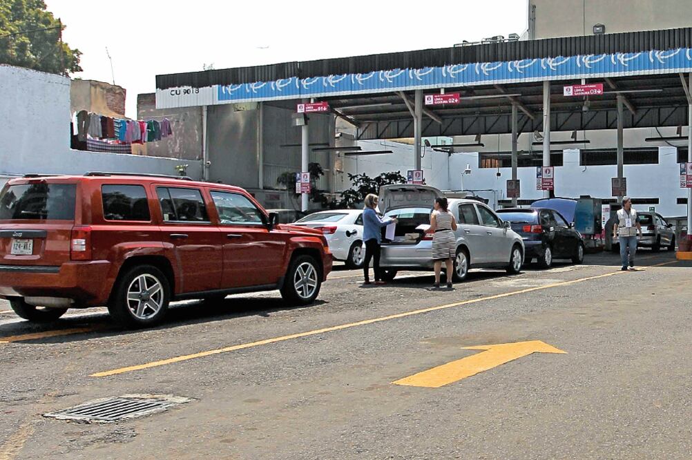 El titular de la Secretaría de Medio Ambiente y Recursos Naturales federal (Semarnat), Rafael Pacchiano Alamán, asegura que en los vericentros se aplicará una prueba más transparente (FERNANDO RAMÍREZ. EL UNIVERSAL)