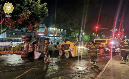 Vuelca camión de carga en Tlalpan; conductor resultó con lesiones