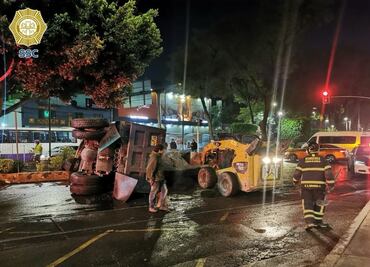 Vuelca camión de carga en Tlalpan; conductor resultó con lesiones