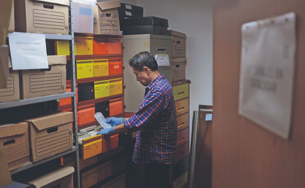 En el Archivo el proceso inicia con la revisión imagen por imagen de cada colección. Luego el personal capacitado evalúa su estado y las somete a estabilización y conservación.  Fotos: de Fernanda Rojas. El Universal