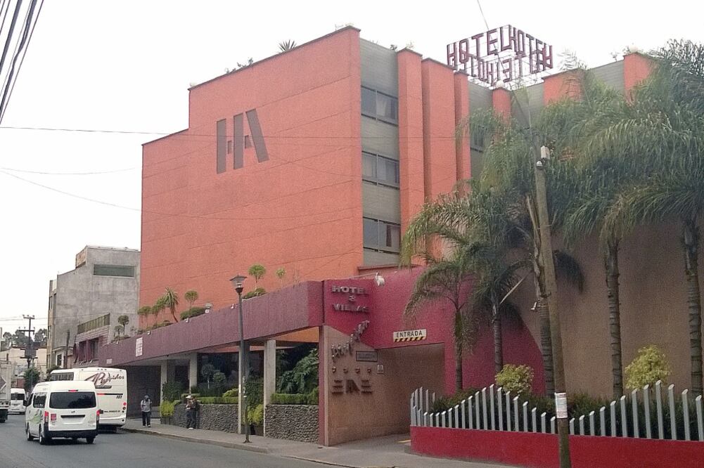 En la imagen, el hotel donde la semana pasada fue hallado el cuerpo sin vida de Sergio González, junto con el escrito que analiza la procuraduría (ARCHIVO, EL UNVERSAL)