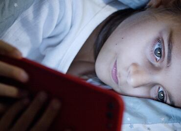 Por qué debes activar el filtro azul en la pantalla del celular