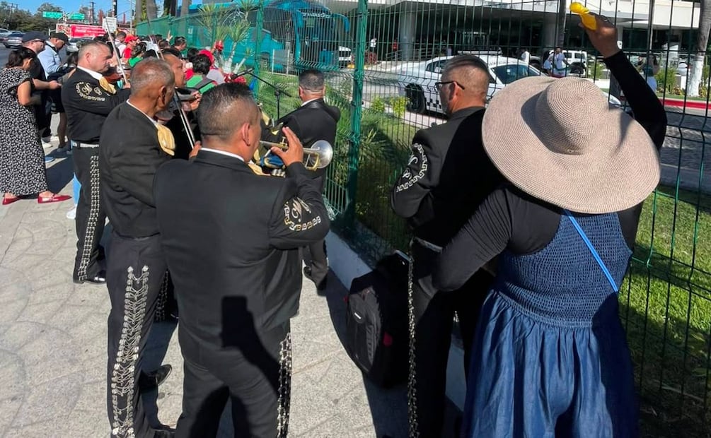 Mientras el mariachi tocaba su música, la llegada de aficionados continuó hasta concentrarse un grupo de personas locales y otros de origen iraní, residentes en Tijuana y también de California. Foto: Gabriela Martínez