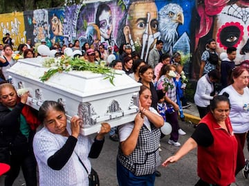 "¡Mi bebé, mi hija!": Sepultan a Katia, la niña que murió tras recibir bala perdida en tianguis de Chalco