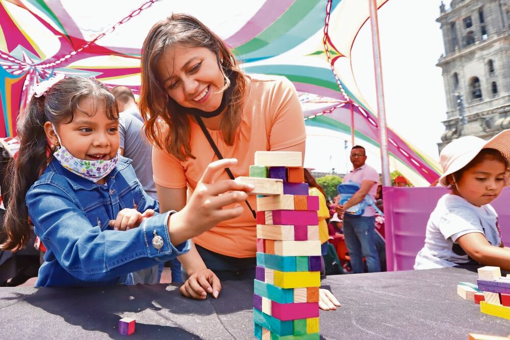 En el Zócalo, algunos pequeños y sus padres pasaron largo tiempo en los juegos de mesa. Foto: Berenice Fregoso / El universal
