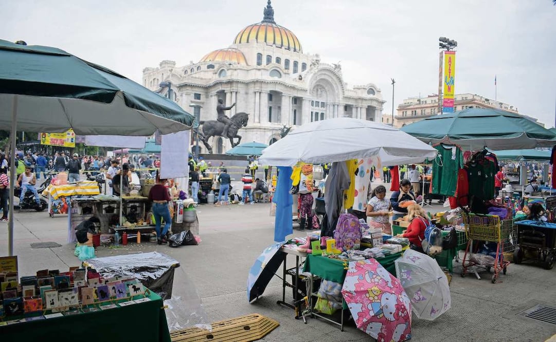 Los ambulantes ocuparon Avenida Juárez en protesta por la delimitación de comercio en la Alameda Central
