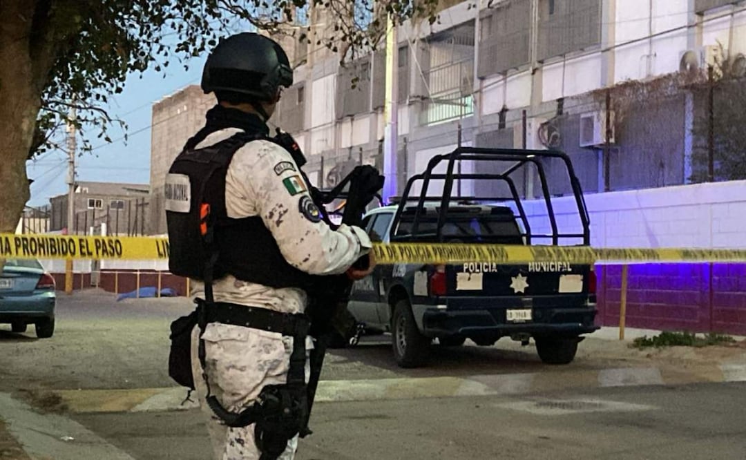 Juan Pablo “N” y Juan “N” fueron asesinados de varios disparos de armas de fuego en la banqueta de la parte trasera de la escuela secundaria. Foto: Cortesía