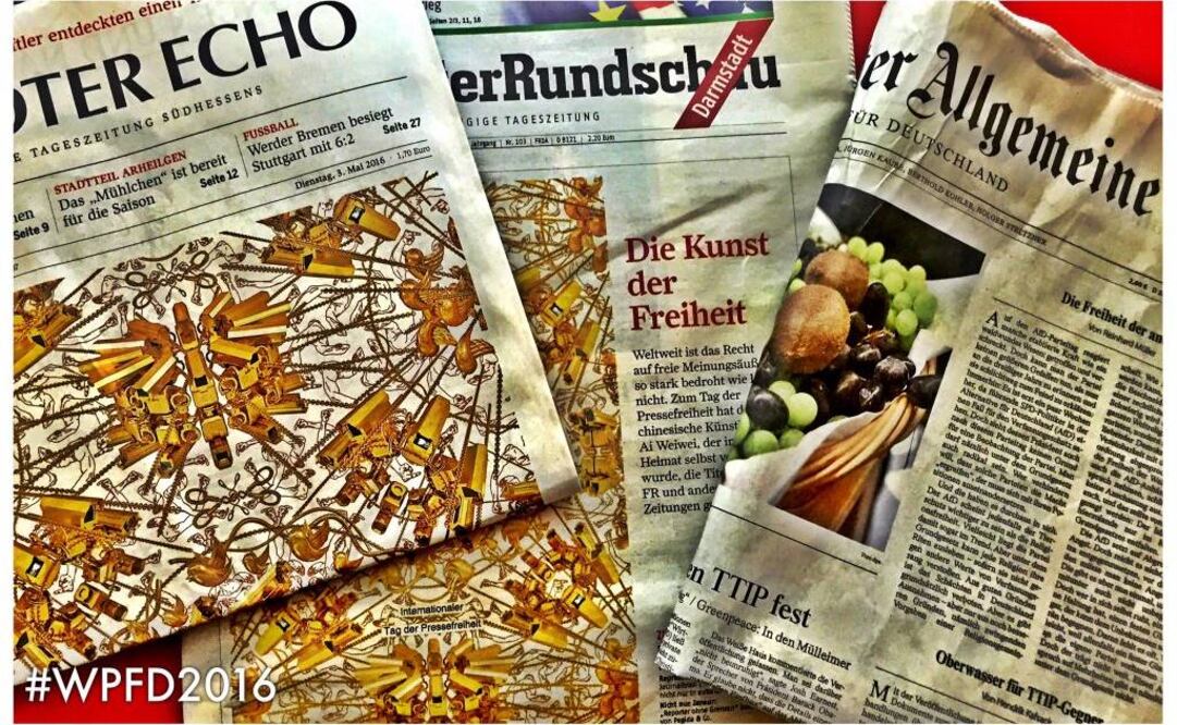 La obra que abre hoy muchos diarios -un entramado dorado de esposas, cámaras de vigilancia, pájaros de Twitter y puños mostrando una "peineta"- fue puesta a disposición de los rotativos por la Federación Alemana de Editores de Prensa. FOTO: Twitter/@afgem