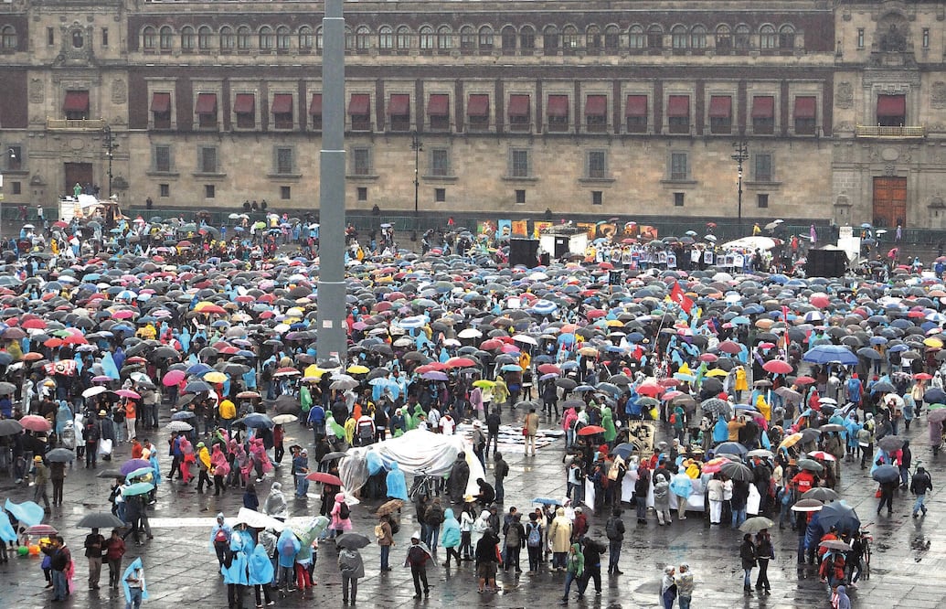 Los padres de familia desde el inicio de la marcha, exhortaron a los participantes a tener una jornada pacífica (CUARTOSCURO)