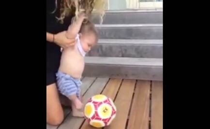 El bebé de Shakira ya patea balones