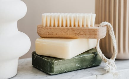 Mujer mostró en TikTok que compró un jabón con vidrio y recibió una insólita respuesta