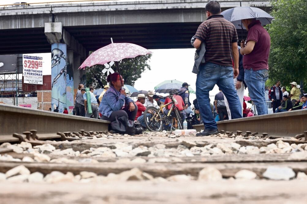 La Sección 18 bloqueó por más de ocho horas las vías del ferrocarril en 10 municipios, entre los que se encontraban Morelia, Pátzcuaro, Lázaro Cárdenas, Uruapan, Zamora y Yurécuaro, por mencionar algunos (ARMANDO SOLÍS. EL UNIVERSAL)
