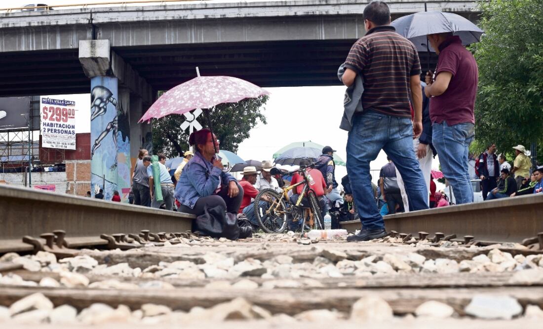 La Sección 18 bloqueó por más de ocho horas las vías del ferrocarril en 10 municipios, entre los que se encontraban Morelia, Pátzcuaro, Lázaro Cárdenas, Uruapan, Zamora y Yurécuaro, por mencionar algunos (ARMANDO SOLÍS. EL UNIVERSAL)