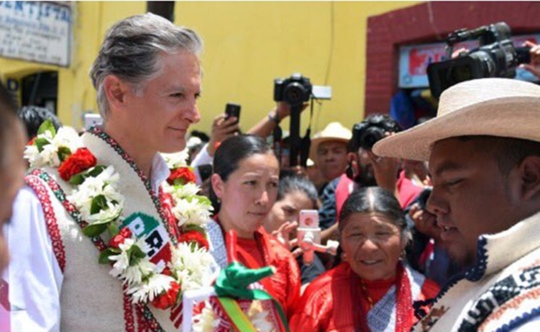 Pobladores plantearon al abanderado priísta la necesidad de mejorar también las vías de comunicación. /Tomada de @alfredodelmazo