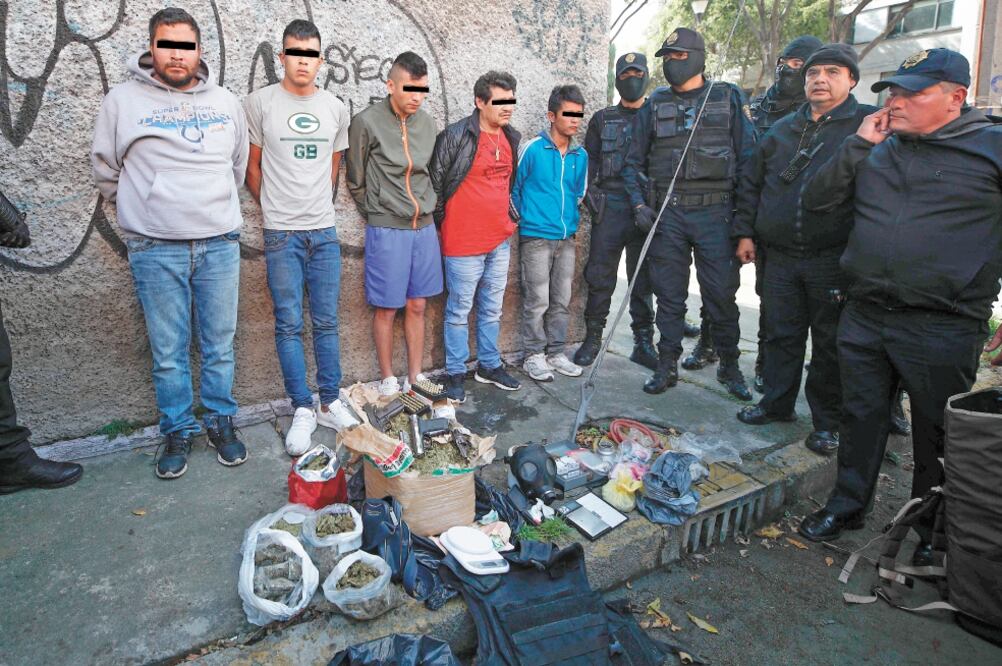 Anomalías. A los cinco presuntos responsables del ataque se les decomisó tres bolsas con marihuana, un arma y efectivo. Foto: ESPECIAL