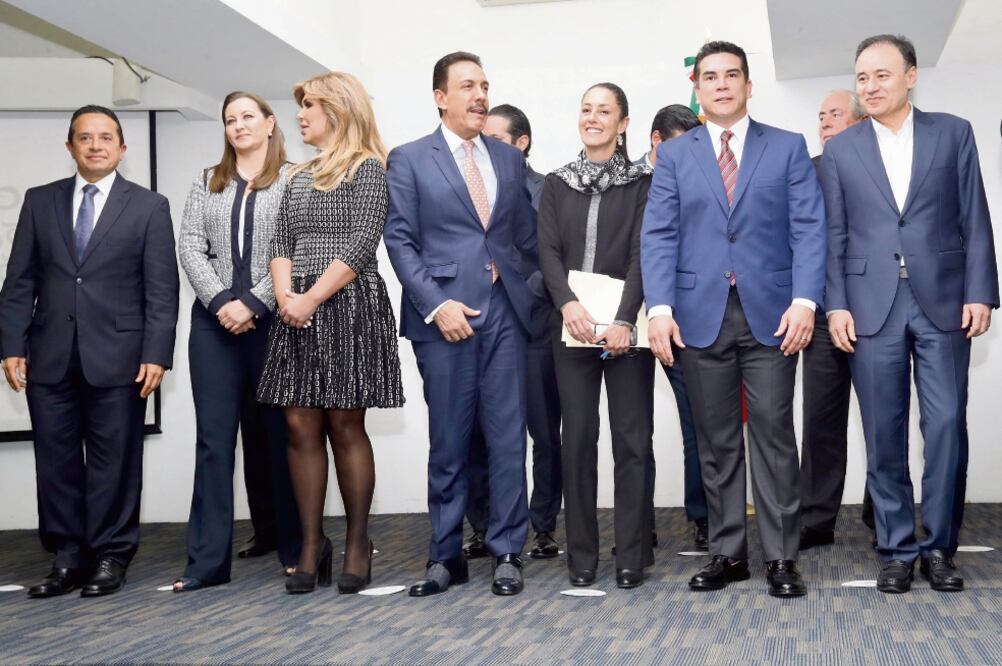 Alfonso Durazo (der.), secretario de Seguridad Pública y Protección Ciudadana, se reunió con mandatarios estatales, quienes confiaron en la coordinación entre los tres órdenes de Poder para el combate al crimen. (ARIEL OJEDA. EL UNIVERSAL)