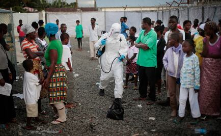 Vuelve ébola a Sierra Leona; 690 personas en cuarentena