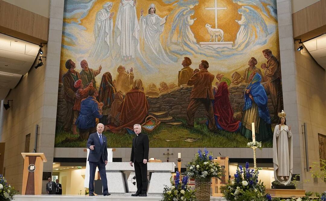 El presidente Joe Biden y el padre Richard Gibbons, párroco y rector del Santuario de Knock, mientras recorren el Santuario de Knock . Foto: AP
