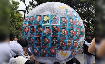 Colectivos colocan fichas de búsqueda en balón mundialista de Cuernavaca; buscan visibilizar la crisis en Morelos