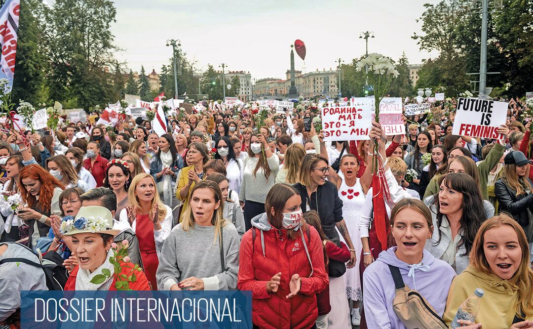 Miles de mujeres bielorrusas se manifestaron ayer contra el presidente Alexander Lukashenko, en Minsk. Foto: EFE