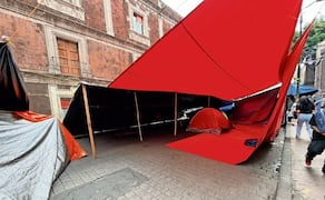 En el Centro Histórico hay zonas donde las lonas de la CNTE siguen instaladas, pero no hay manifestantes. Foto: Arturo Ordaz / EL UNIVERSAL