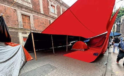 ...Instalan lonas y simulan que protestan en el Centro
