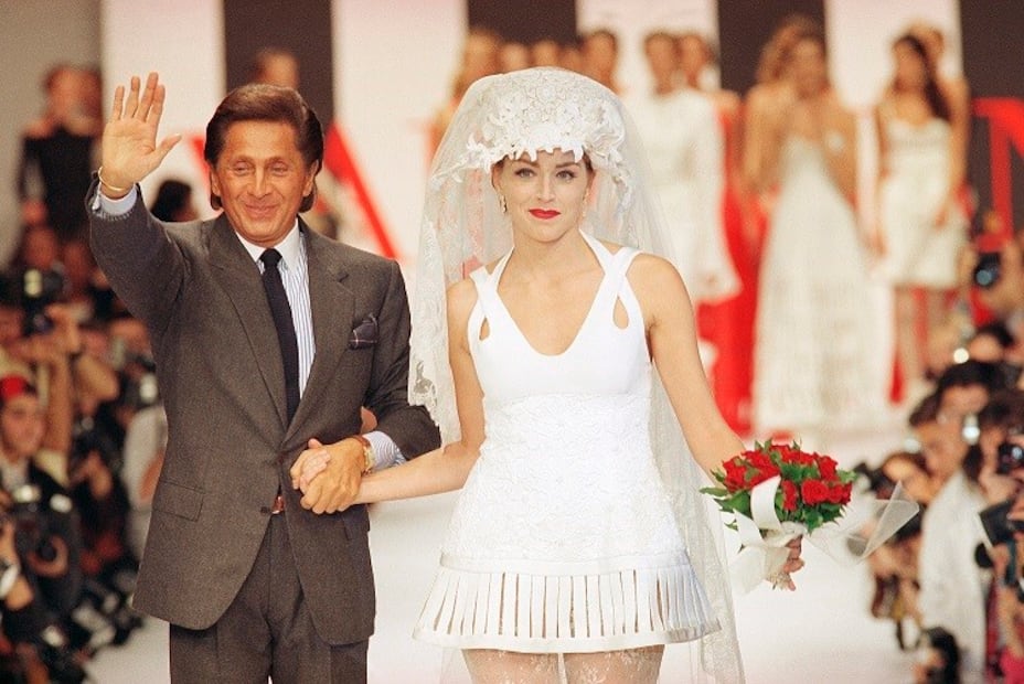 Valentino Garavani y Sharon Stone, quien modeló un vestido de novia de la colección primavera-verano 1994 en París. Foto: AP