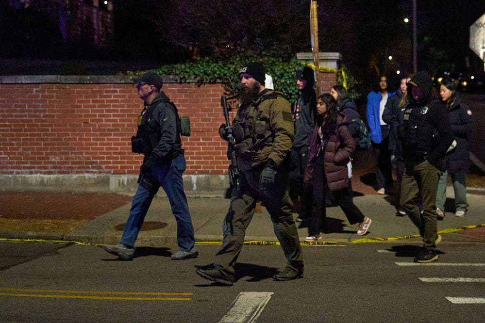 Agentes del orden escoltan a estudiantes cerca del edificio de ingeniería Barus & Holley en el campus de la Universidad de Brown en Providence, Rhode Island, el 13 de diciembre de 2025. Foto: AFP