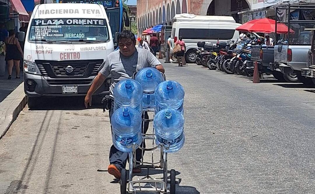 Ante la intensa onda de calor que se registra en Yucatán, las autoridades llamaron a la población a hidratarse constantemente (06/05/2025). Foto: Especial