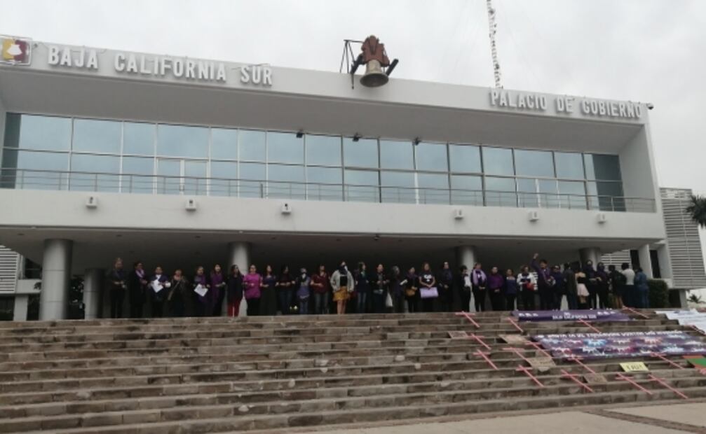 Mujeres realizan cadena feminista en los estados