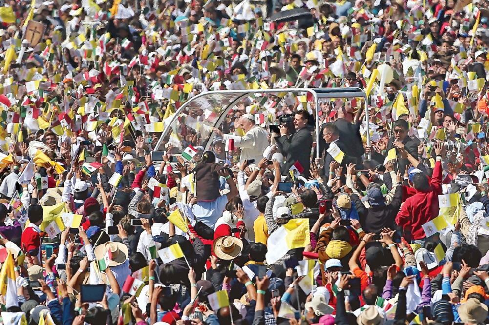 Más de 320 mil personas acudieron al predio El Caracol, en el fraccionamiento Las Américas, en Ecatepec, donde esperaron a Jorge Mario Bergoglio desde el sábado pasado (ALESSANDRO DI MEO. EFE)