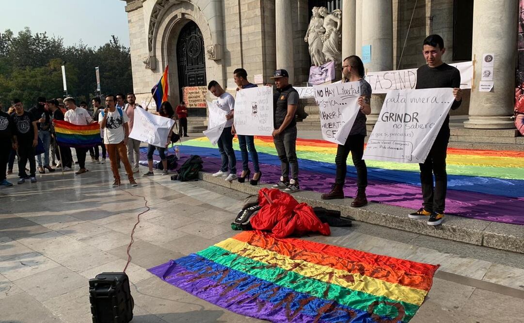 Durante la protesta que realizó un pequeño grupo de la comunidad LGBTI, la bandera multicolor no pudo faltar. Foto: Antonio Díaz