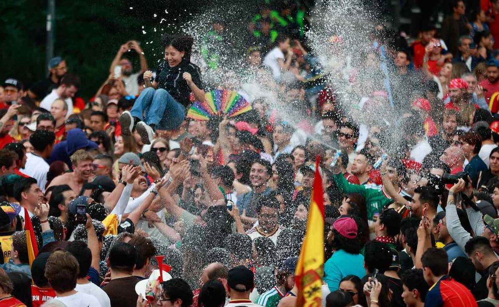 Decenas de aficionados españoles se reunieron en la Glorieta de Cibeles para celebrar la victoria de la Selección de España.
FOTO: DIEGO SIMÓN SÁNCHEZ
