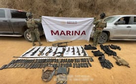 Marina inspecciona dos camionetas abandonadas por presuntos delincuentes en Sinaloa; asegura 11 armas largas y cargadores