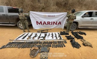Marina inspecciona dos camionetas abandonadas por presuntos delincuentes en Sinaloa; asegura 11 armas largas y cargadores