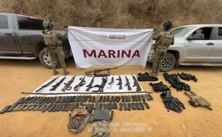 Marina inspecciona dos camionetas abandonadas por presuntos delincuentes en Sinaloa; asegura 11 armas largas y cargadores