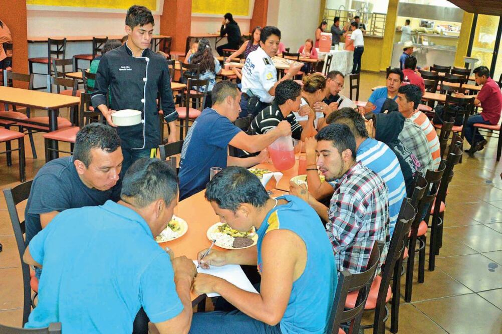 Autoridades municipales les ofrecieron alimentos y bebidas a los 13 indocumentados de origen guatemaltecos que fueron abandonados en un hotel de Nezahualcóyotl (ESPECIAL)