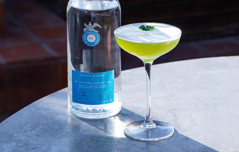 Un coctel fresco que combina tequila blanco con pepino, piña, limón y licor de flor de saúco. Foto: cortesía Casa Dragones