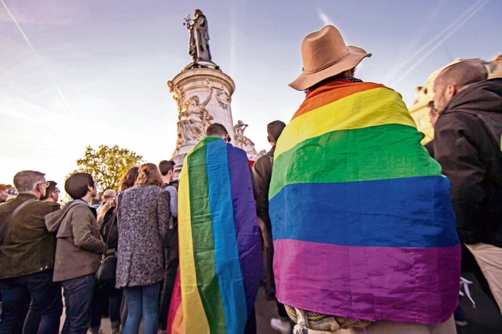 Varias personas protestaron ayer en Francia con la bandera de la comunidad LGBT, contra la campaña antihomosexual en Chechenia (IAN LANGSDON. EFE)