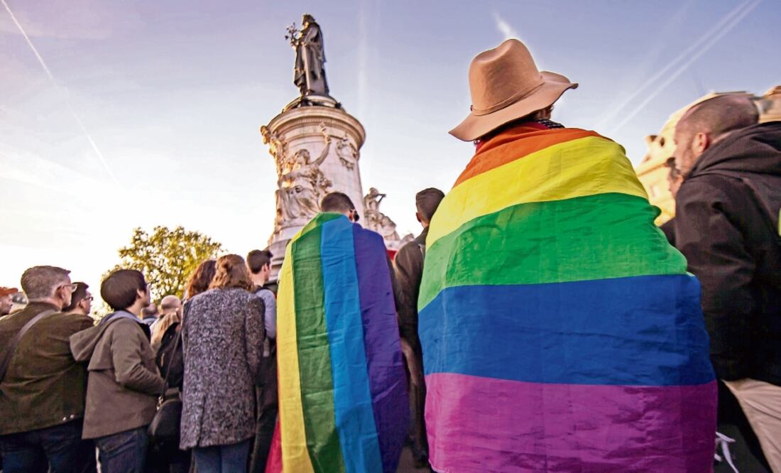 Varias personas protestaron ayer en Francia con la bandera de la comunidad LGBT, contra la campaña antihomosexual en Chechenia (IAN LANGSDON. EFE)
