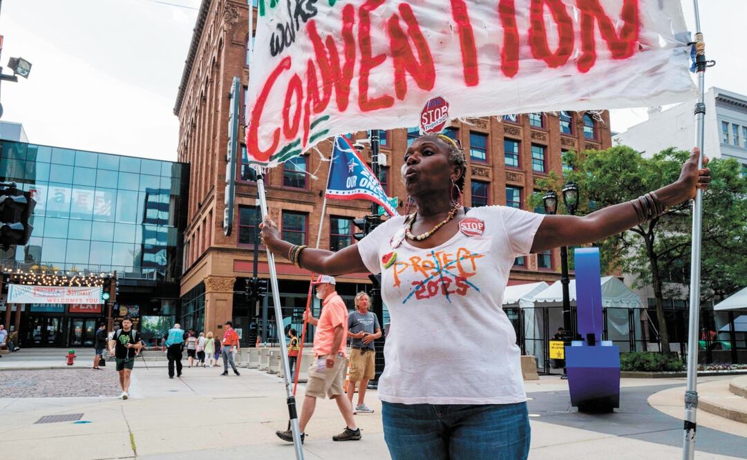 Manifestantes afuera de la Convención Nacional Republicana en su segundo día en Milwaukee, Wisconsin. Foto: Spencer Platt AFP