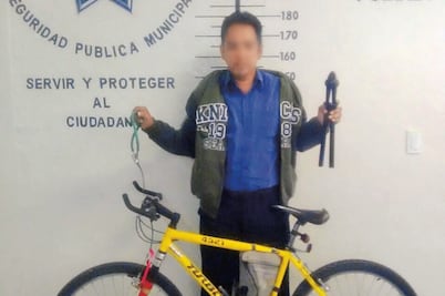 Cámaras captan robo de bici; mujer policía detiene a ladrón