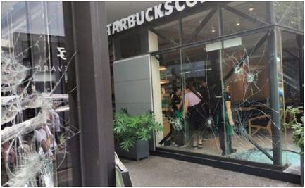 Normalistas causan destrozos en comercios durante protesta en Oaxaca; acusan "actos de represión" por parte de policías